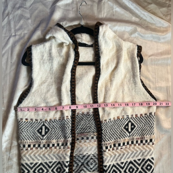 On Blue - Sleeveless Hooded Tribal Pattern Vest - Picture 8 of 8